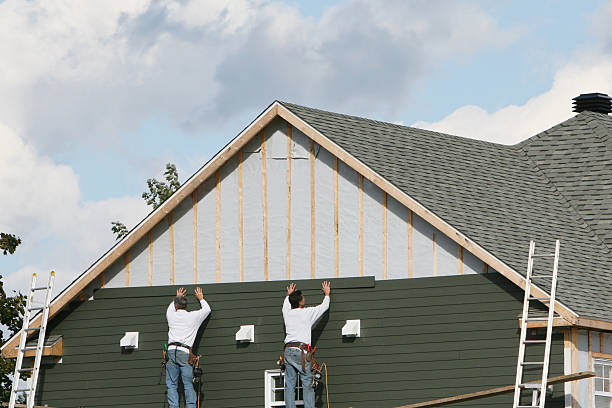 Professional Emergency Siding Repair technician working in Elgin, IL